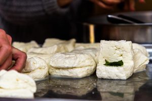 Seine typische eckige Form erhält Hellim bzw Halloumi weil der flüssige Käsebruch auf ein Blech gegossen wird und dort weiter stockt bevor er in Stücke geschnitten in kochendes Wasser gelegt wird / © Foto: Georg Berg