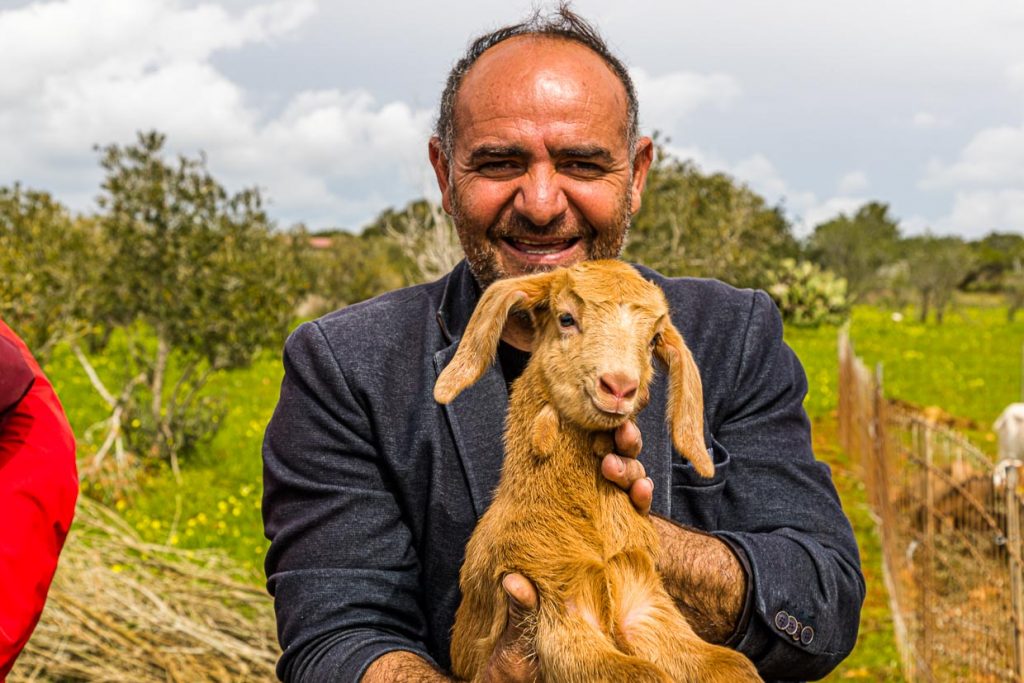 Bauer auf Nordzypern mit kleiner Aleppoziege. Die Ziege hat markante lange Ohren. In Nordzypern wird sie wegen ihres hohen Milchertrags gezüchtet / © Foto: Georg Berg