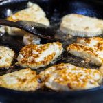 Halloumi wird mit Sonnenblumenöl in der Pfanne gebraten - er ist recht formstabil und hält einiges aus / © Foto: Georg Berg