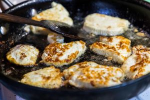 Halloumi wird mit Sonnenblumenöl in der Pfanne gebraten - er ist recht formstabil und hält einiges aus / © Foto: Georg Berg