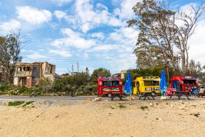 Ruinen in Maras / Varoscha: Eine zerstörte Taverne neben bunten Imbissbuden für die Touristen von heute / © Foto: Georg Berg