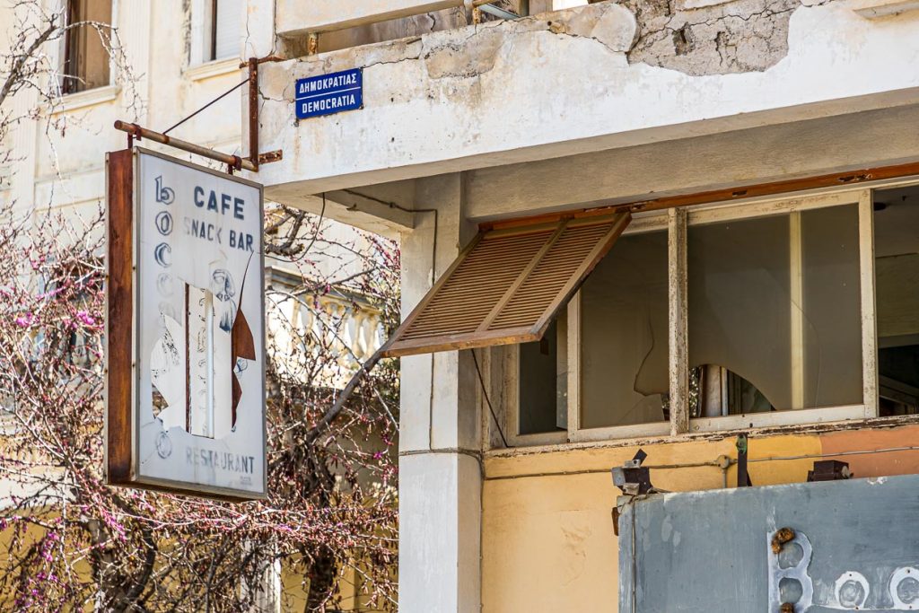 Cafe und Snackbar auf der Straße der Demokratie in der Geisterstadt Varoscha / Maraş / © Foto: Georg Berg