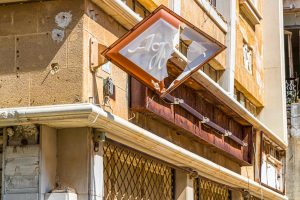 Agfa, Kodak, Coca Cola, Toyota. Auch von den Marken, die in eine Touristenstadt gehören, haben manche inzwischen ihren Glanz verloren / © Foto: Georg Berg