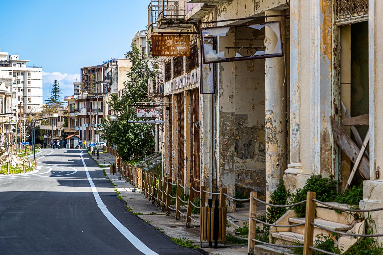 Die frisch asphaltierten Straßen sind ein Kontrast zu den verfallenen Fassaden in Varoscha, Nordzypern / © Foto: Georg Berg