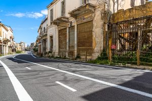 Die frisch asphaltierten Straßen sind ein Kontrast zu den verfallenen Fassaden in Varoscha, Nordzypern / © Foto: Georg Berg