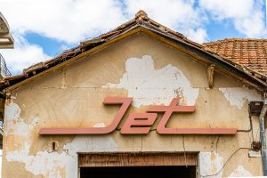 Der jüngste Vulkan Islands hat erst vor wenigen Monaten aufgehört zu spucken. Die Lava ist tiefschwarz aber immer noch spürt man die Hitze / © Foto: Georg Berg