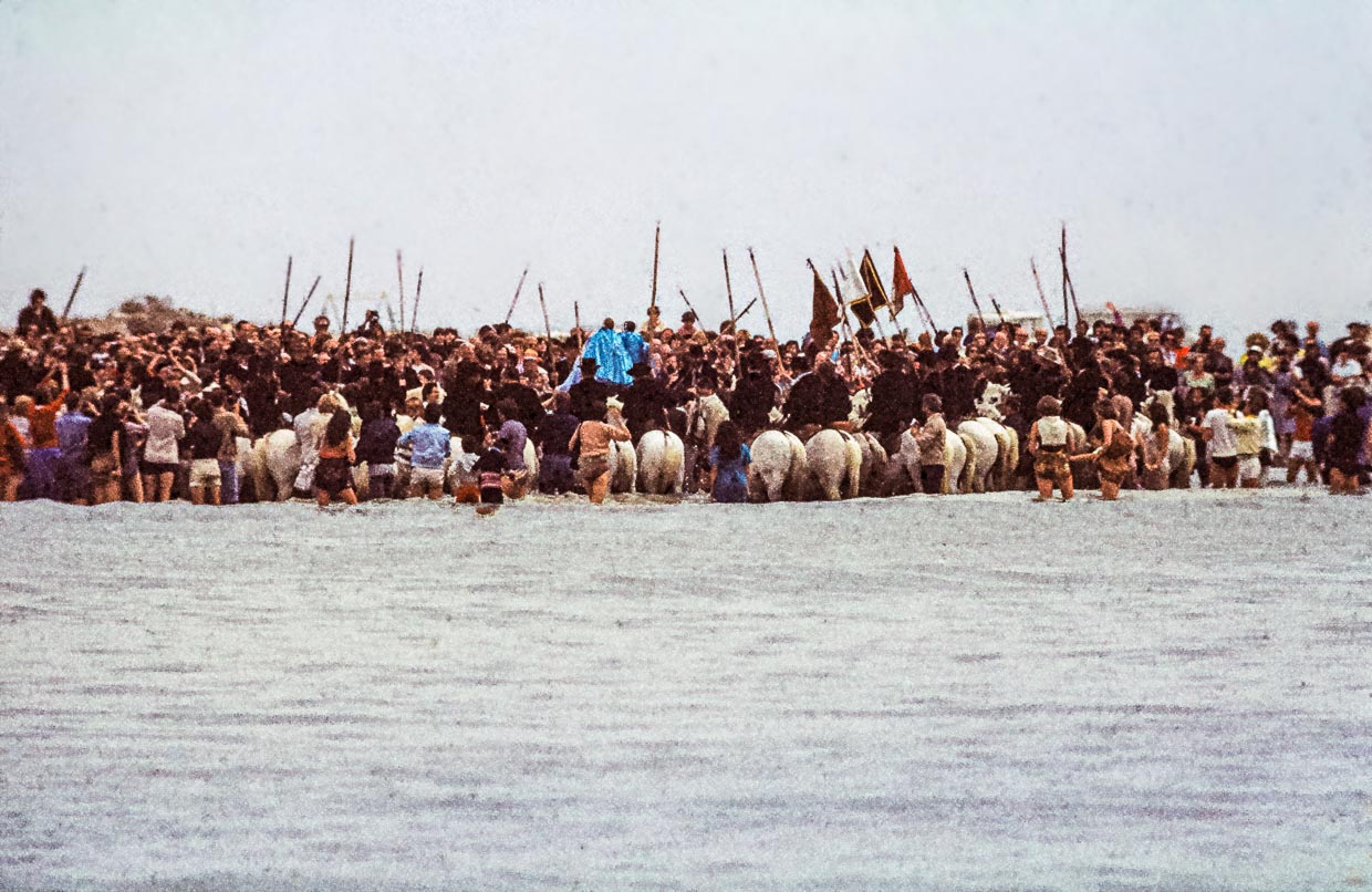 Die Gardians auf ihren Pferden bilden im Meer einen Halbkreis, in dem die Heiligenfiguren bis ins Wasser getragen werden / © Foto: Georg Berg
