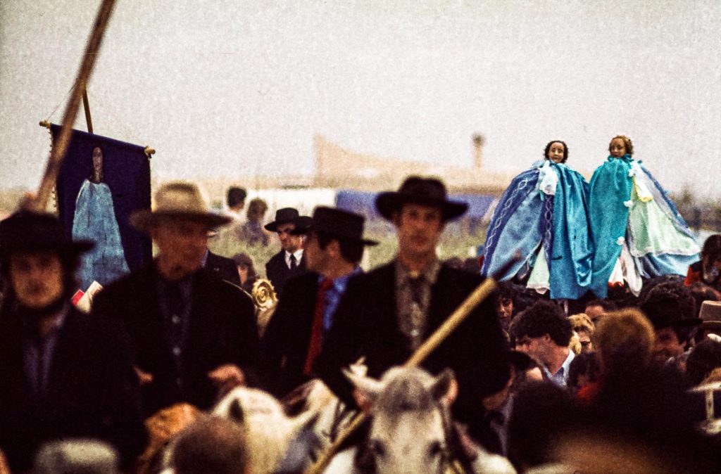 Begleitet von berittenen Gardians, den Cowboys der Camargue, werden jedes Jahr am 24. Mai die heiligen Marienstatuen durch das Dorf Saintes-Maries-de-la-Mer bis zum Strand getragen / © Foto: Georg Berg