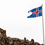 Isländische Flagge in der Gründungshauptstadt Þingvellir / © Foto: Georg Berg
