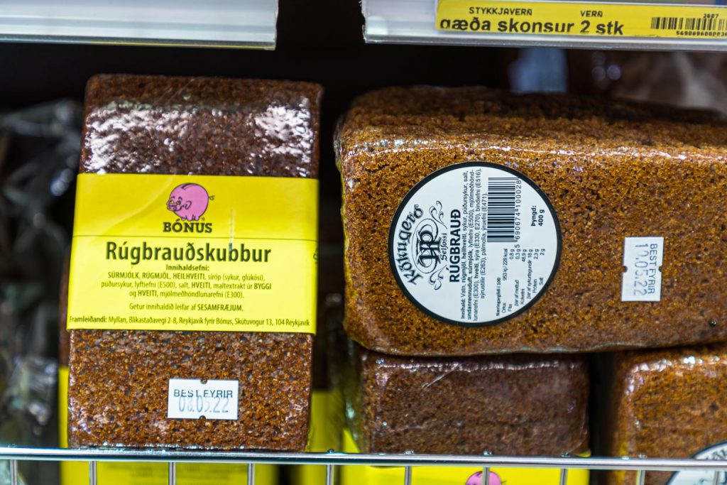 Traditionelles süßes Roggenbrot in einem Supermarkt in Island / © Foto: Georg Berg