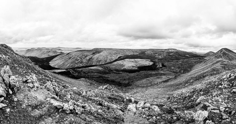 Geldingadalir, der jüngste Vulkan Islands hat erst vor wenigen Monaten aufgehört zu spucken. Die Lava ist tiefschwarz aber immer noch spürt man die Hitze / © Foto: Georg Berg