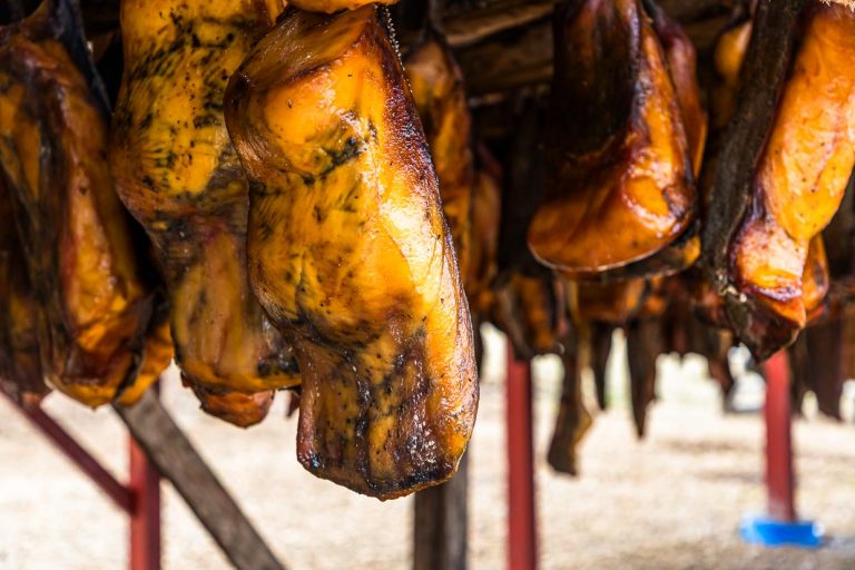 Das Fleisch des Grönlandhais kann nicht ohne spezielle Zubereitung gegessen werden. Es enthält Trimethylaminoxid, das bei der Verdauung zu Trimethylamin abgebaut wird, das die Gesundheit gefährden kann / © Foto: Georg Berg