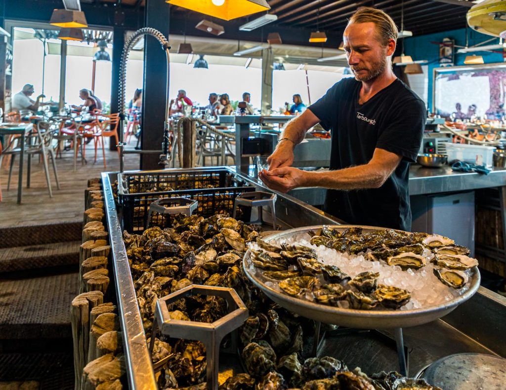 Im Strandpavillion Tarbouriech Le St Barth werden große Mengen Austern frisch verzehrt / © Foto: Georg Berg
