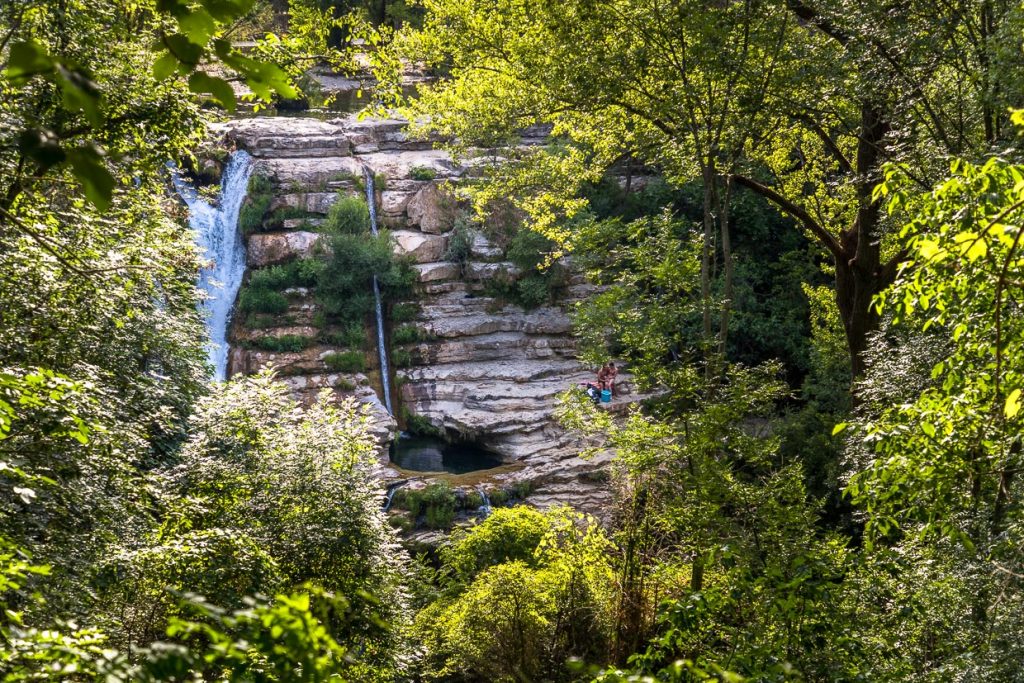 Die Vis bildet den Wasserfall von Navacelles. Im Sommer bietet das nur 12 Grad kalte Wasser eine angenehme Erfrischung / © Foto: Georg Berg