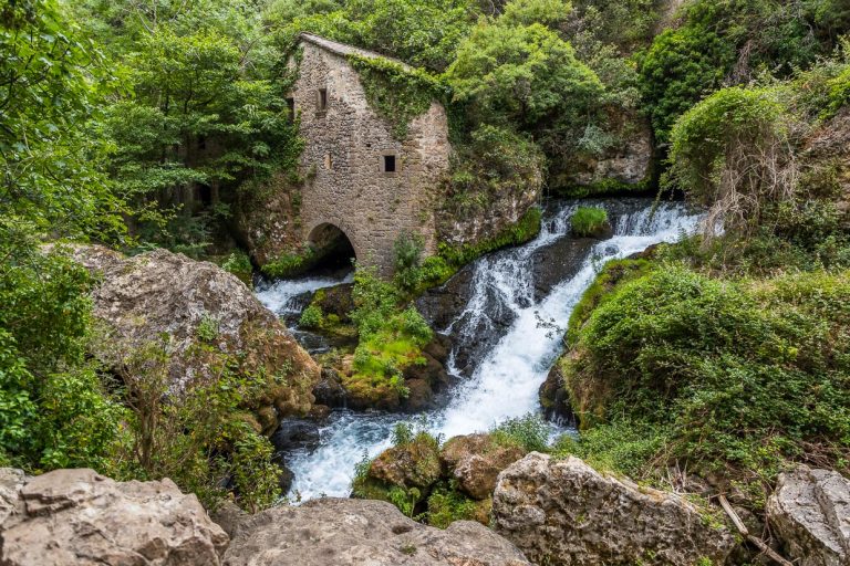 Les Moulins de la Foux bei Navacelles, Frankreich. Der Ursprung dieser Brücken datiert laut einer Stiftungsurkunde auf das Jahr 1097  / © Foto: Georg Berg