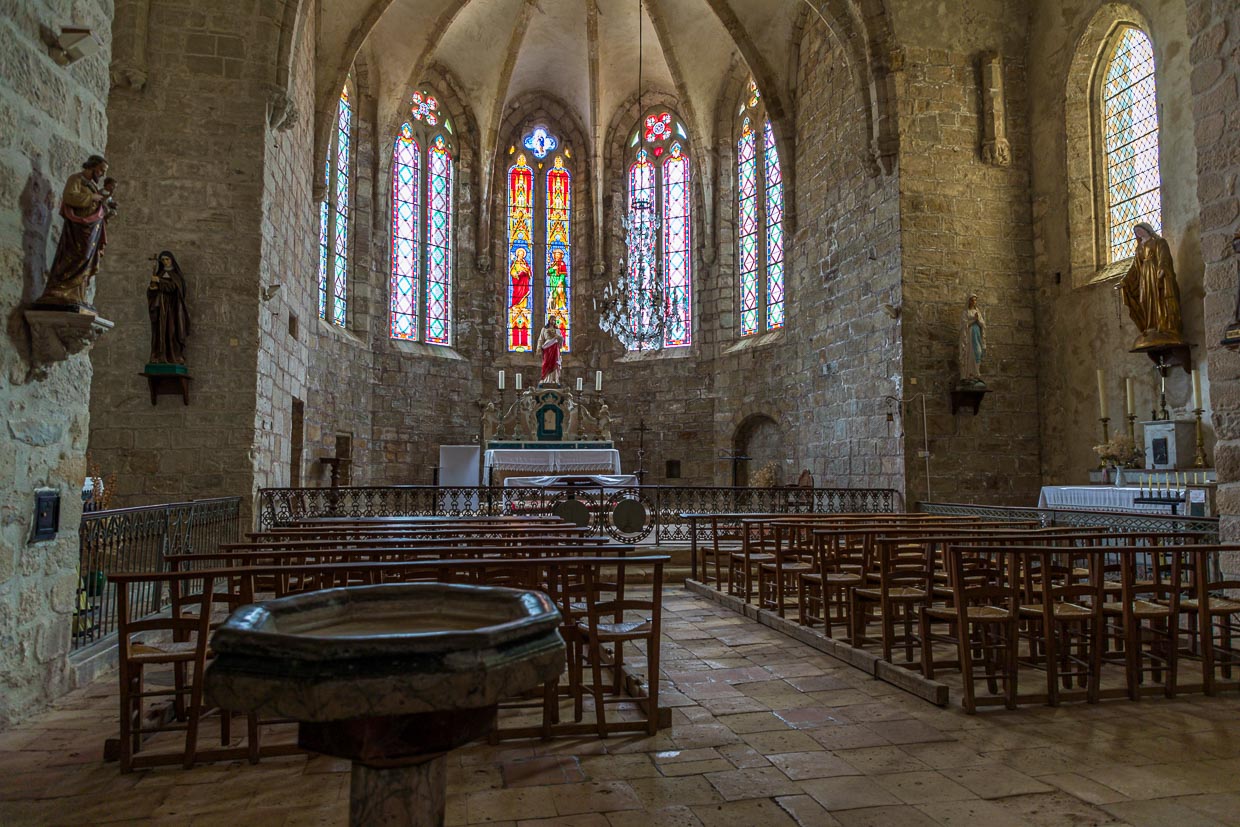 Das Innere der Kirche Mariä Himmelfahrt in Mourèze wirkt trotz seiner geringen Größe recht imposant. Der siebenteilige Chor mit einer fünfeckigen Apsis stammt aus dem 14. Jahrhundert / © Foto: Georg Berg