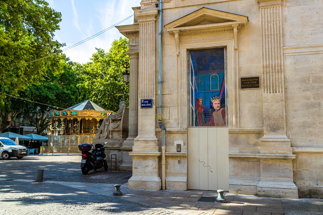 Zum Theaterfestival in Avignon werden nach und nach viele Fensterattrappen mit dramatischen Szenen bemalt / © Foto: Georg Berg