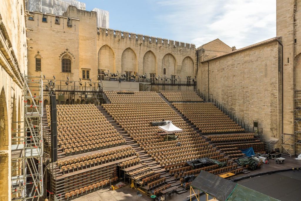 Der Innenhof im Papstpalast von  Avignon verwandet sich zum jährlichen Theaterfestival in eine große Open-Air Bühne / © Foto: Georg Berg