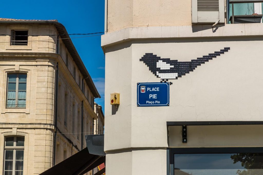 MifaMosa Place Pie, Avignon, Frankreich. Der französische Künstler peppt Straßenschilder in verschiedenen Städten mit Mosaiken auf, die Bezug zum Straßennamen haben. Als besonderes Kennzeichen sind bei jedem Bild drei Punkte aufgeklebt, die ihn selbst, seine Mutter und seine Schwester symbolisieren / © Foto: Georg Berg