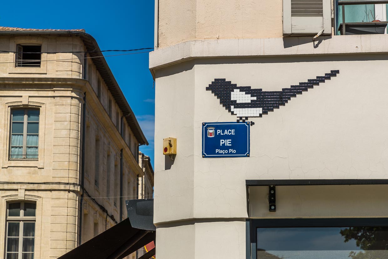 MifaMosa Place Pie, Avignon, Frankreich. Der französische Künstler peppt Straßenschilder in verschiedenen Städten mit Mosaiken auf, die Bezug zum Straßennamen haben. Als besonderes Kennzeichen sind bei jedem Bild drei Punkte aufgeklebt, die ihn selbst, seine Mutter und seine Schwester symbolisieren / © Foto: Georg Berg