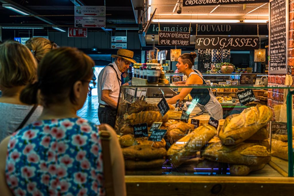 Marktstand der Boulangerie Panissain in der Markthalle von Avignon. Rund 40 Aussteller aus der Region bieten in Les Halles ihre Waren an / © Foto: Georg Berg