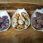 Probierschalen mit Kakaobohnen aus São Tomé in der Chocolaterie Frigoulett in Beaufort-sur-Gervanne. Besucher können die Kakabohnen geröstet, im Zuckermantel und mit Schokolade umhüllt probieren. Frigoulette verwendet ausschließlich die Kakaobohne aus São Tomé / © Foto: Georg Berg