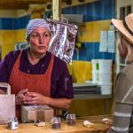 Einkauf in der Chocolaterie Frigoulette in Beaufort-sur-Gervanne. In der offenen Küche im Hintergrund werden im Sommer bereits Nougat-Pralinen für Weihnachten hergestellt / © Foto: Georg Berg