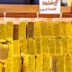 Die Malakoff-Nougat-Praline der Chocolaterie Frigoulette ist in ganz Frankreich erhältlich und besonders beliebt zu Weihnachten. Sie hebt sich äußerlich von den typischen Pralinen ab. Malakoff gehört zu den geschnittenen Pralinen, die ohne eine zusätzliche Hülle um den Kern auskommen / © Foto: Georg Berg