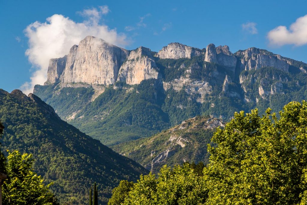 Les Trois Becs ist eine prägnante Felsformation im Tal der Drôme / © Foto: Georg Berg