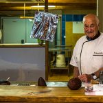 Bernard Xueref, Gründer von Frigoulette Chocolaterie in seiner Manufaktur. Seine Leidenschaft für die Kakaobohnen aus São Tomé entdeckte er 2010. Die Aromen der Grand-Cru Kakaobohne beschreibt er mit den Noten von Zimt, Karamell und Tabak, leicht floral und wenig säuerlich / © Foto: Georg Berg