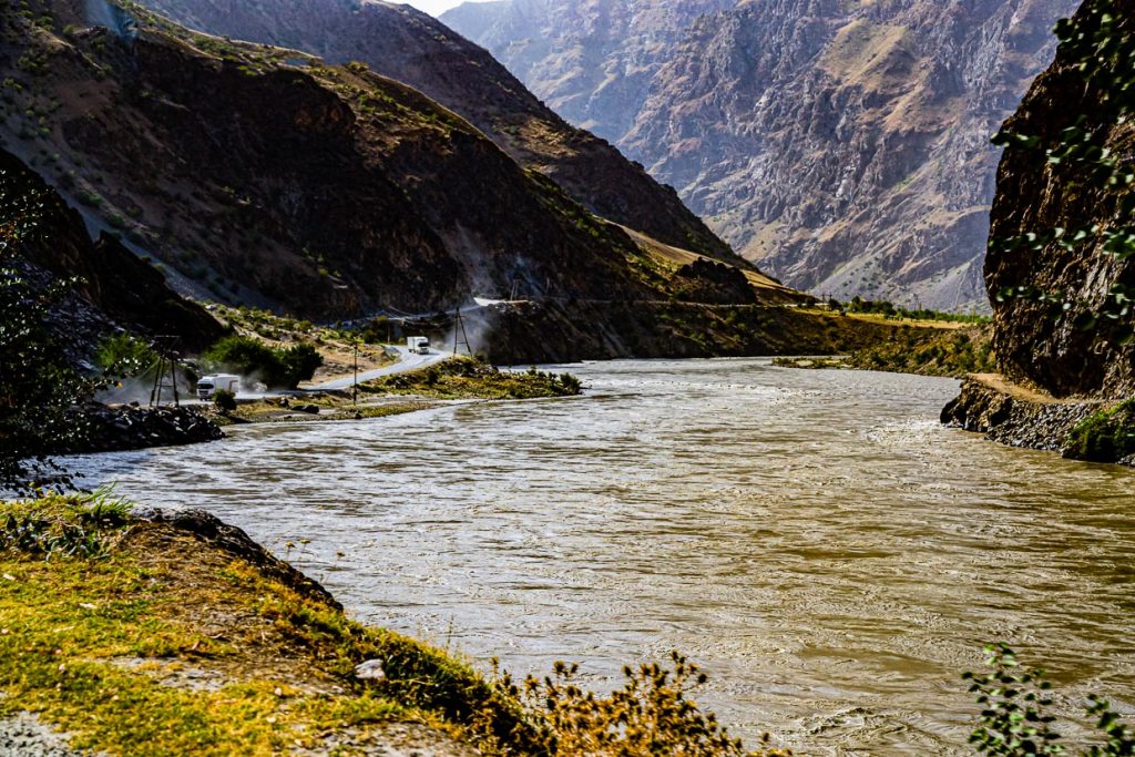 Der Pansch-River bildet die Grenze zwischen Tadschikistan und Afghanistan. An beiden Ufern des reißenden Flusses verlaufen die uralten Handelsrouten. Links auf tadschikischer Seite verkehren chinesische Laster auf der „New Silk Road“. Rechts, auf afghanischer Seite sind nur kleinere Lasttiere und Fahrzeuge zu beobachten / © Foto: Georg Berg