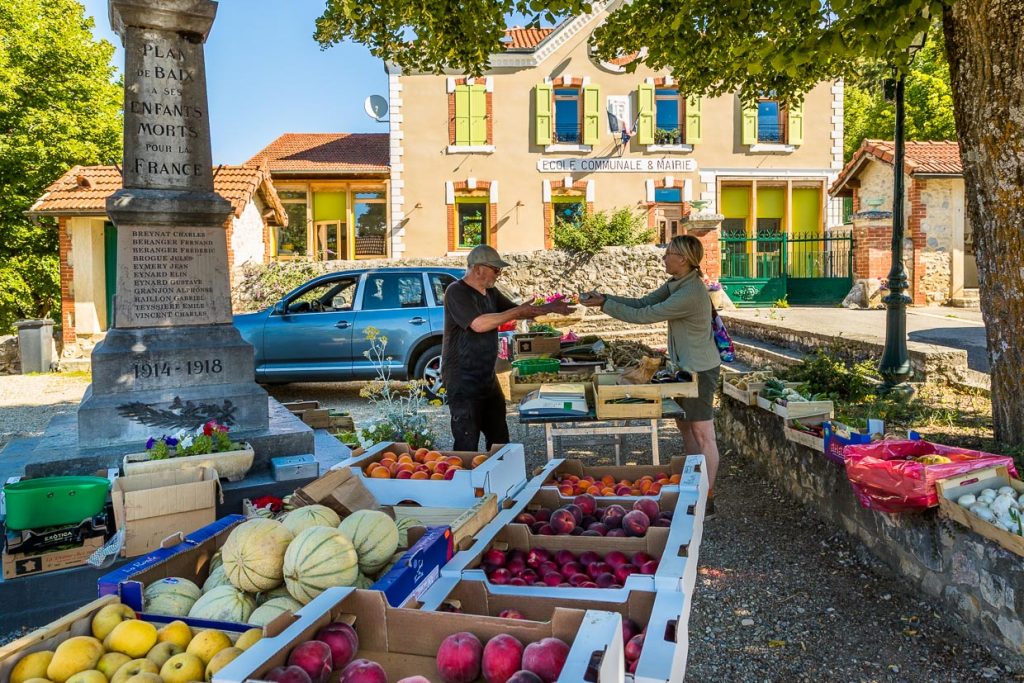 Autorin Angela Berg beim Einkauf auf einem der typischen kleinen Wochenmärkte in einem Dorf im Tal der Drôme / © Foto: Georg Berg