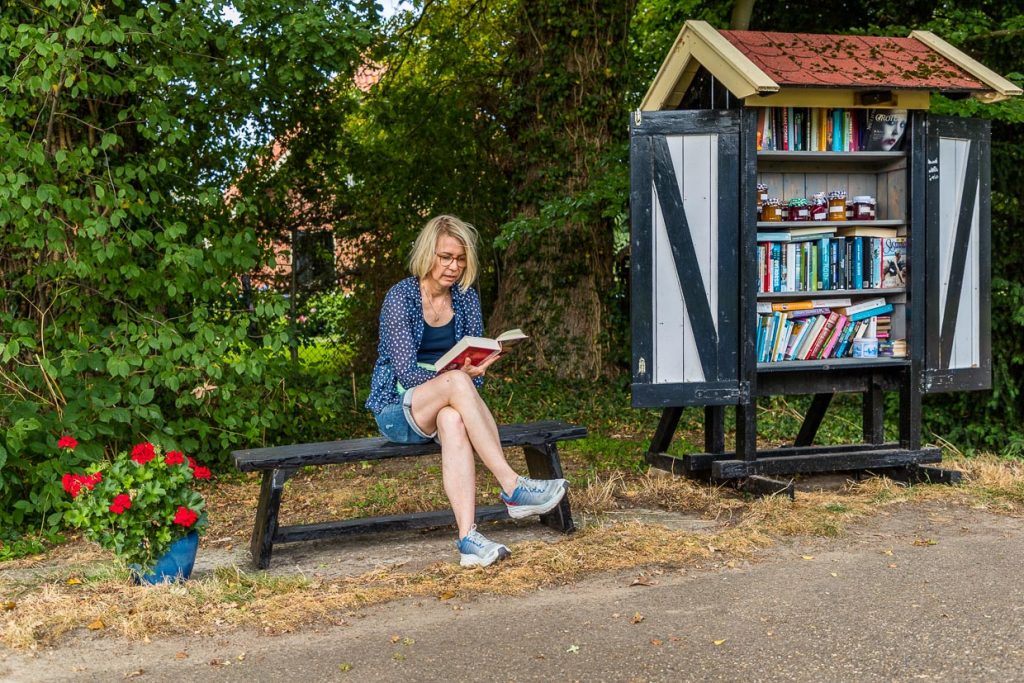 Büchertauschbörse bzw Outdoorregal mit Sitzgelegenheit zum spontanen Schmökern im Buch. Region Twente, Niederlande / © Foto: Georg Berg