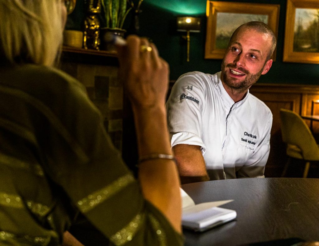 Chef de Cuisine im Restaurant Carelshaven ist Daniel Nijkamp. Er kocht auf hohem kulianarischen Niveau mit saisonalen und regionalen Produkten / © Foto: Georg Berg