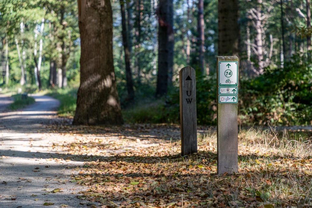 Abwechslungsreiche Wanderroute. Der mit UW gekennzeichnete Umfassungsweg verläuft auf einer Länge von 11 Kilometern um Schloss Twickel / © Foto: Georg Berg