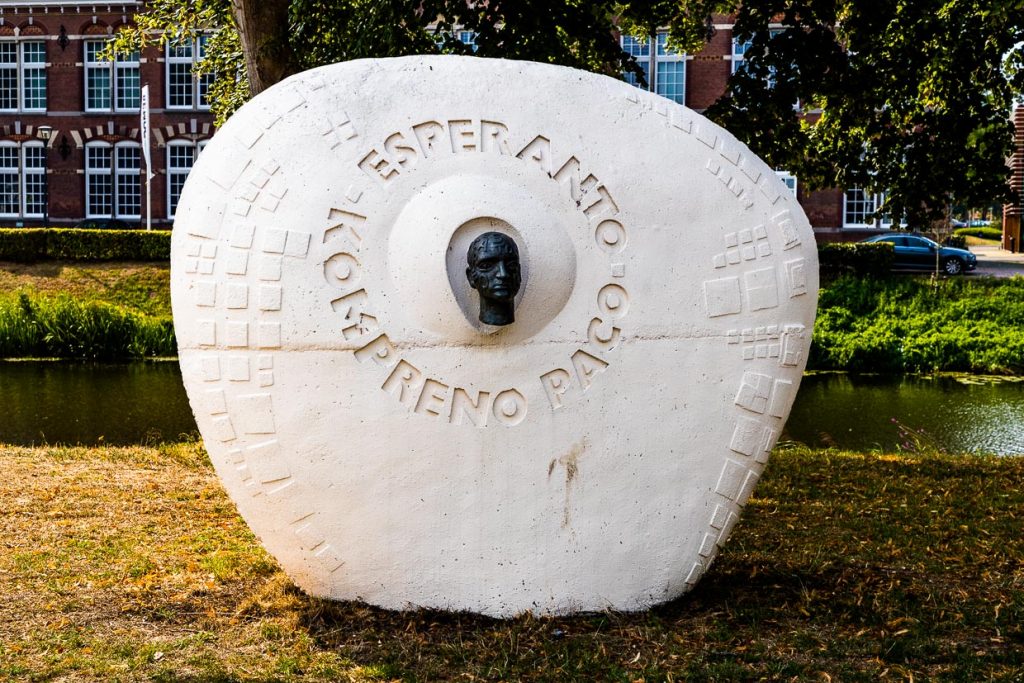 Mit Esperanto den Frieden verstehen. Esperanto-Denkmal des Künstlers Jacques Maagendans zu Ehren der Sprache Esperanto bzw. ihres Schöpfers Ludwik Zamenhof: "Esperanto Kompreno Paco"  / © Foto: Georg Berg