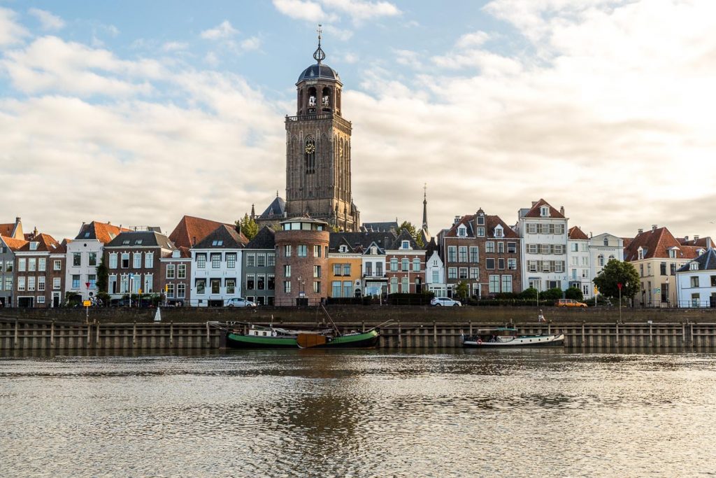 Hansestadt Deventer vom anderen Ufer der IJssel mit Blick auf Lebuinuskirche / © Foto: Georg Berg