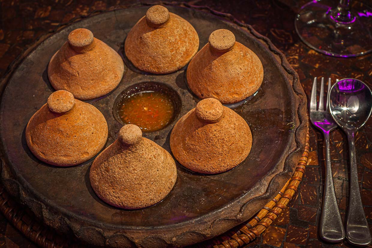 Zugedeckt mit konischen Keramik-Deckeln kommen die heißen Hanuman Oysters auf den Tisch / © Foto: Georg Berg