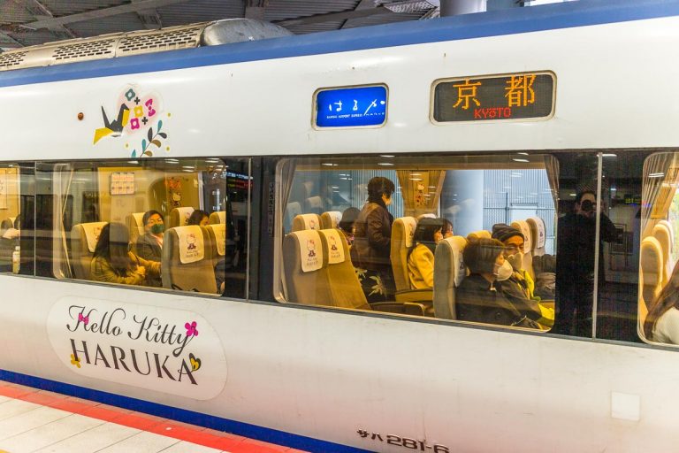 Kawaii nennen Japaner ihren Hang zur Niedlichkeit. Es gbit Zuge im beliebten Hello Ktty Design. / © Foto: Georg Berg