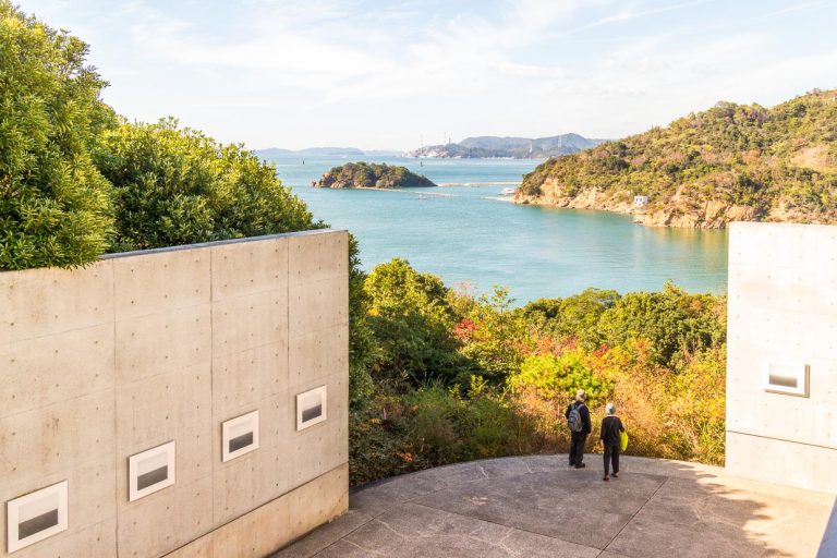 Blick aus dem Benesse House Museum auf das Seto Binnenmeer mit seinen vielen kleinen Inseln / © Foto: Georg Berg