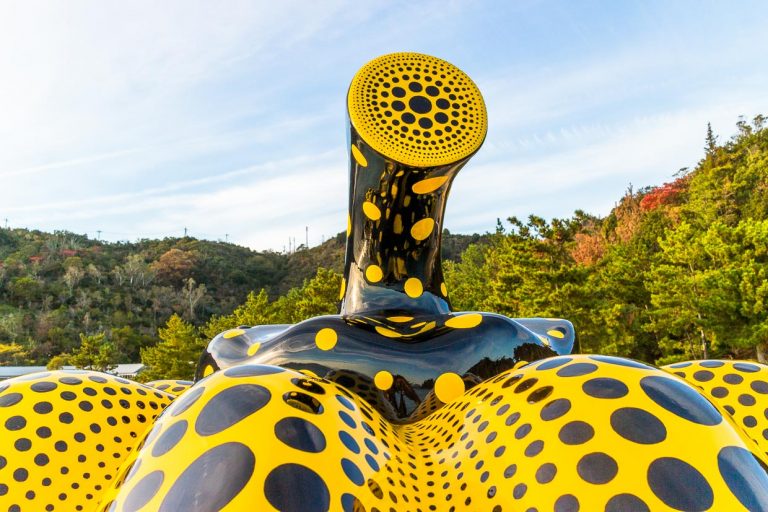 Detail des Yellow Pumpkin von Yayoi Kusama auf Naoshima. Yellow Pumpkin von Yayoi Kusama. Der berühmte gelbe Kürbis wurde 2021 von einem Taifun ins Meer gerissen. 2022 wurde an selber Stelle ein neues Exemplar aufgestellt / © Foto: Georg Berg