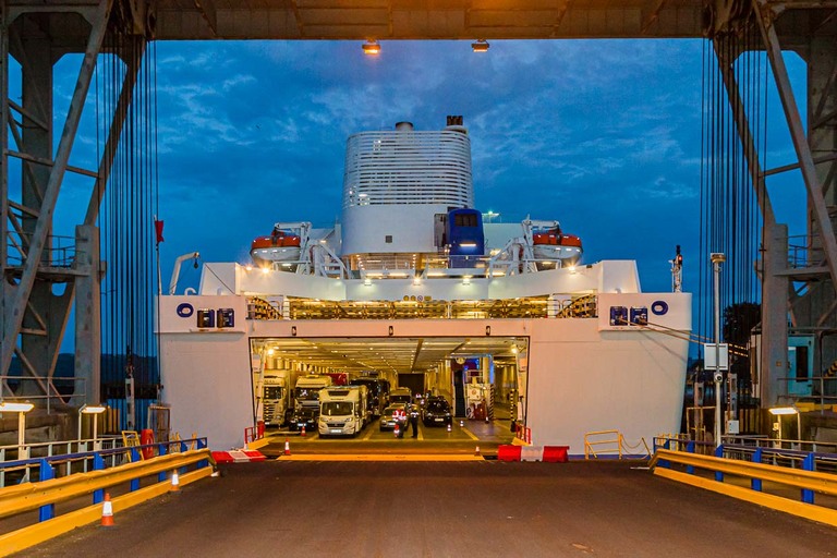 In den Bauch der Armorique passen jede Menge Fahrzeuge / © Foto: Georg Berg