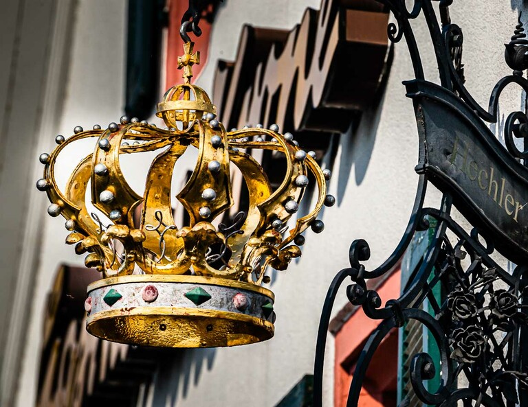 Fassadendekoration der Familie Hechler am Hotel Krone in Weil am Rhein / © Foto: Georg Berg