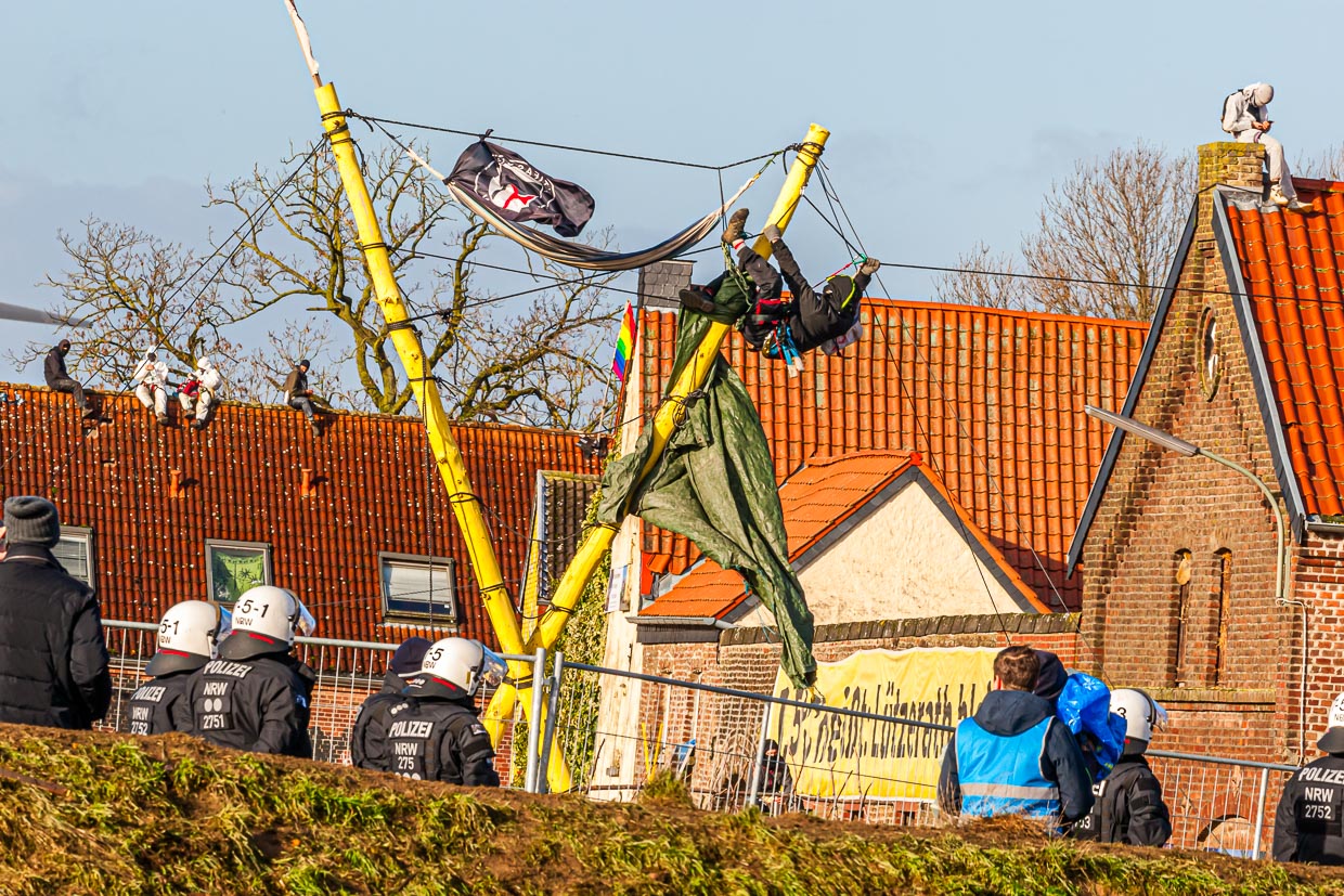 Lützerath ist von Klima-Aktivisten besetzt. Die Vorbesitzer haben aufgegeben und ihre Anwesen an RWE verkauft / © Foto: Georg Berg
