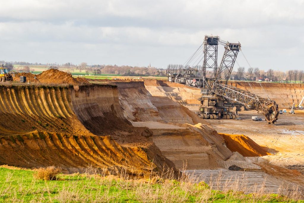 Blick von Lützerath in die Grube des Braunkohe-Tagebaus Gartzweiler II. Dort stand noch vor wenigen Jahren Borschemich, das Nachbardorf von Lützerath / © Foto: Georg Berg