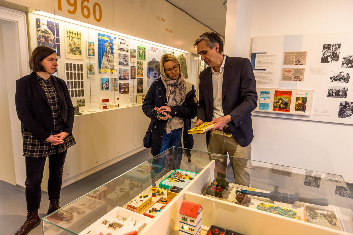 Ein Haus für die Alltagskultur der DDR. Andrea Wieloch, links, Leiterin des Museums und Axel Driescher, Kurator im Museum Utopie und Alltag, Alltagskultur und Kunst aus der DDR in Eisenhüttenstadt / © Foto: Georg Berg