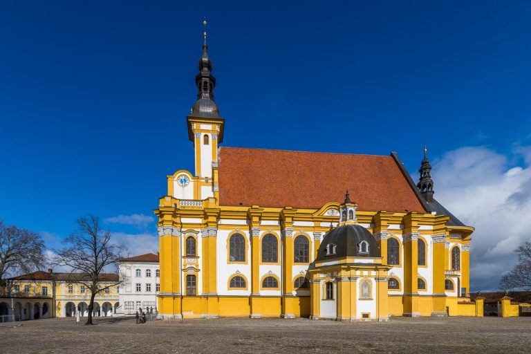 Ehemalige Zisterzienser Abtei Kloster Neuzelle. Hier die katholische Stifts- und Klosterkirche Mariä Himmelfahrt. Ab 1650 wurde unter das gotische Gewölbe ein Scheingewölbe eingezogen und die heutige barocke Form geschaffen / © Foto: Georg Berg