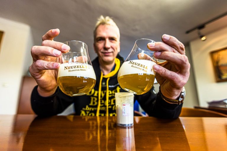 Stefan Fritsche mit frisch angerührtem Bierpulver. Die Produktinnovation aus der Klosterbrauerei Neuzelle denkt den Bierprozess neu und besticht durch klimafreundliche Argumente beim Transport / © Foto: Georg Berg