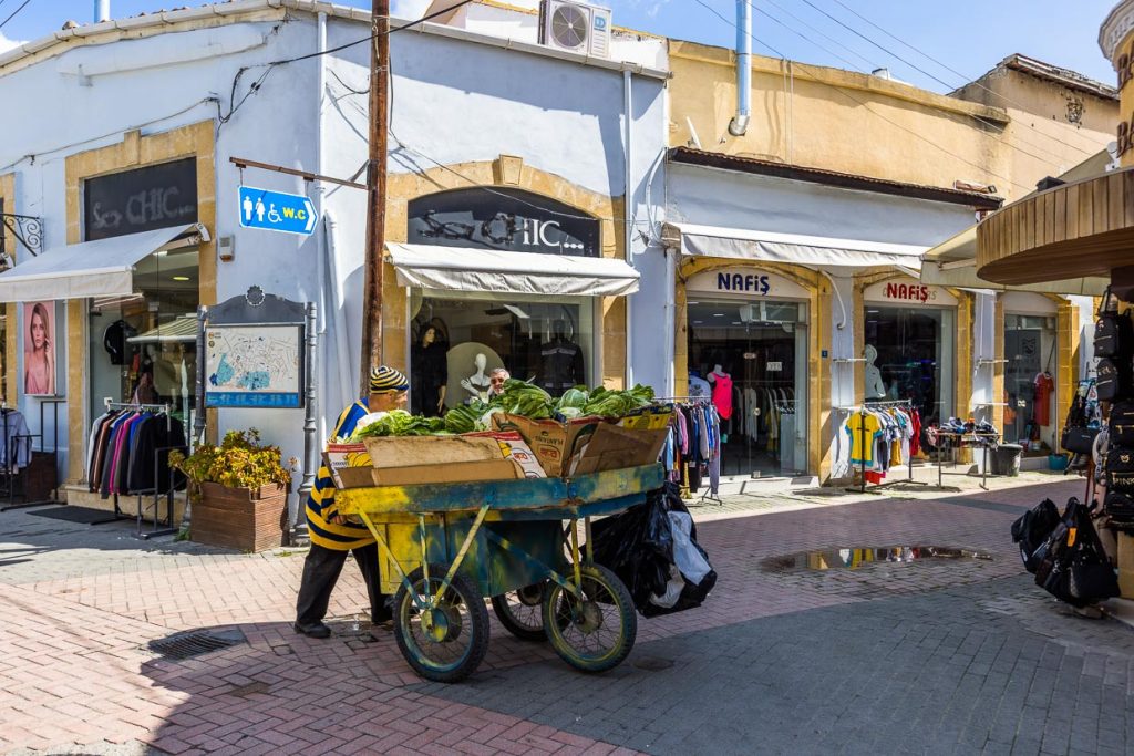 Altstadt von Nikosia. Händler fahren mit Handkarren durch die Gassen und verkaufen Obst und Gemüse / © Foto: Georg Berg