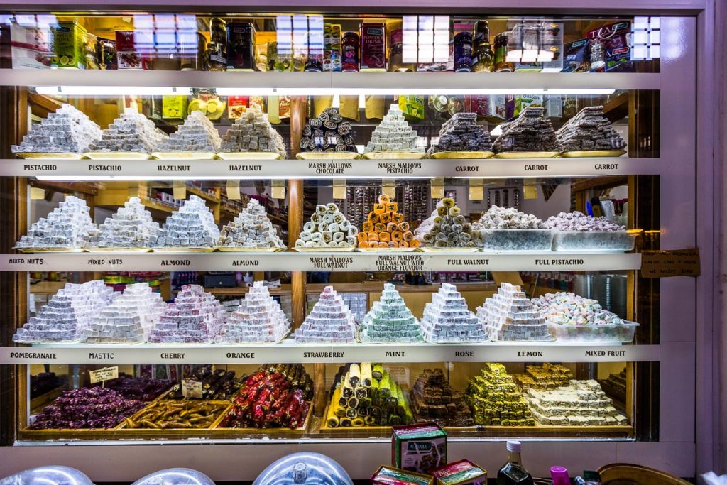 Geschäft mit einer großen Auswahl an Turkish Delight im Schaufenster. Bandabulya, Große Markthalle in nordzyprischen Stadtteil von Nikosia / © Foto: Georg Berg